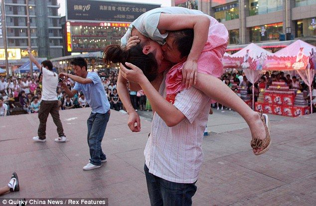 chinese kissing girl date