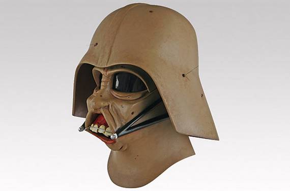 Diferentes versões do capacete de Darth Vader