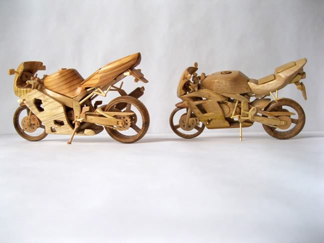 Miniaturas de motocicletas feitas de madeira