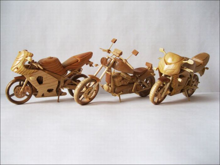 Miniaturas de motocicletas feitas de madeira