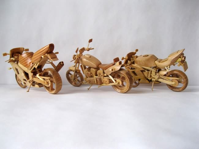 Miniaturas de motocicletas feitas de madeira