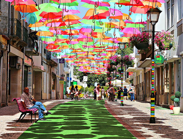 A rua dos guarda-chuvas flutuantes