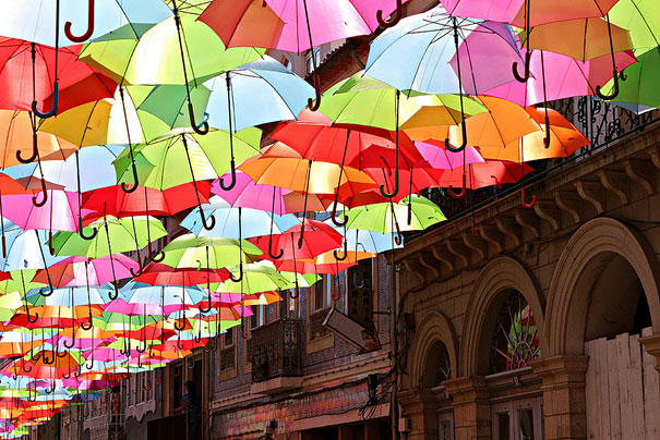 A rua dos guarda-chuvas flutuantes